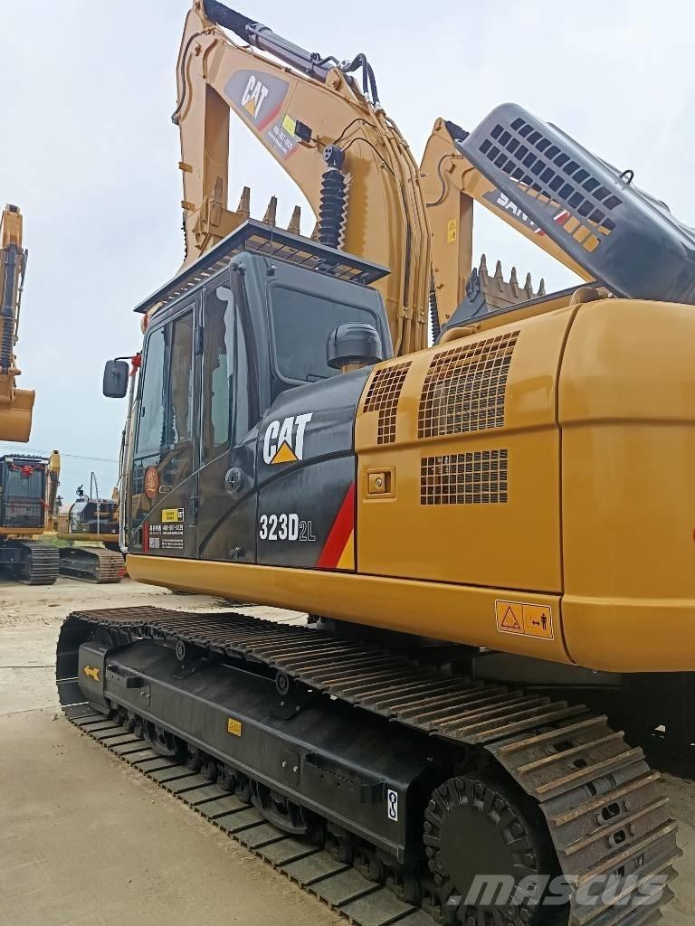 CAT 323 D2L Pelle sur chenilles