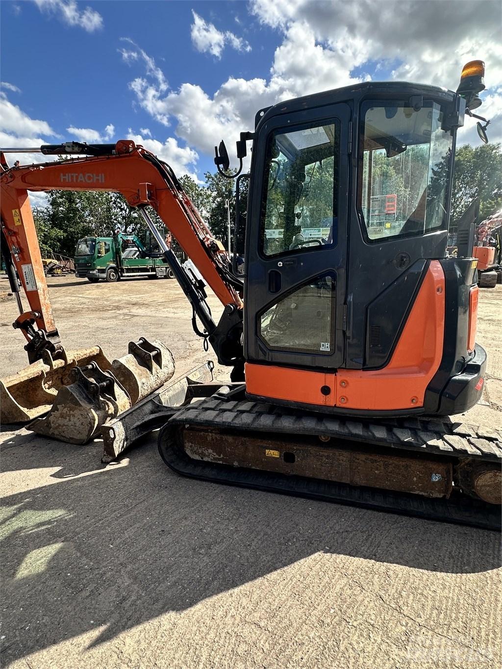 Hitachi 55U Mini pelle < 7t