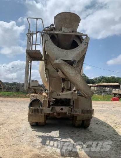 Iveco Trakker 440 Camion malaxeur