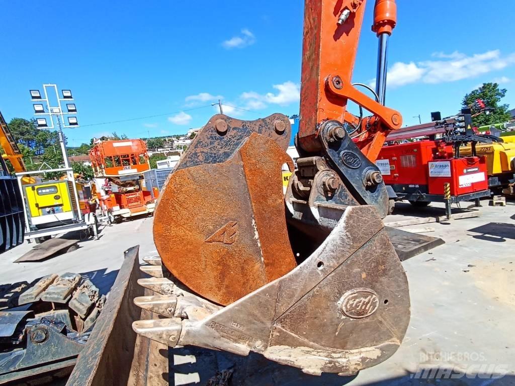 Hitachi ZX 135 US-6 Pelle sur chenilles