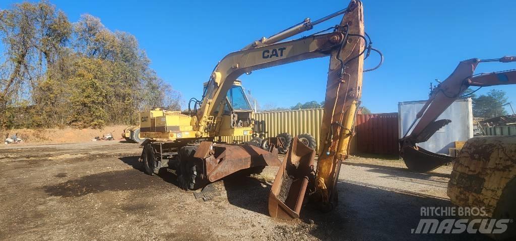 CAT 212 Pelle sur pneus