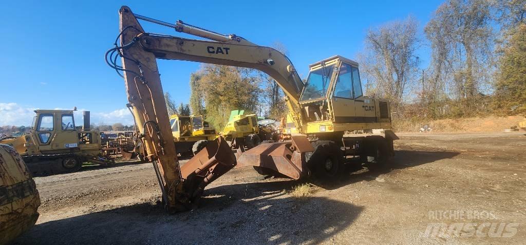 CAT 212 Pelle sur pneus