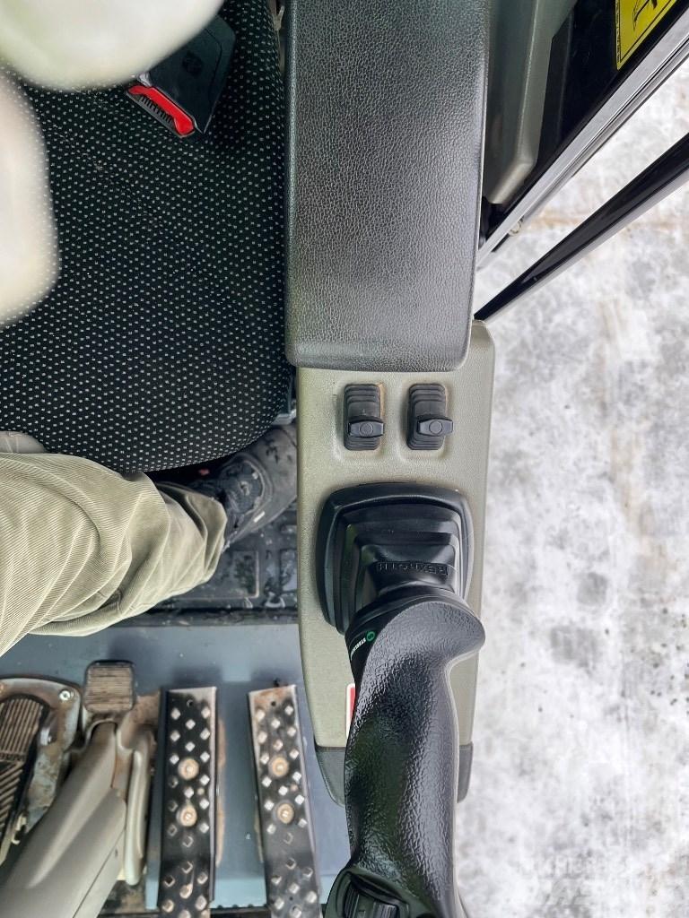 Yanmar B 95 W Pelle sur pneus