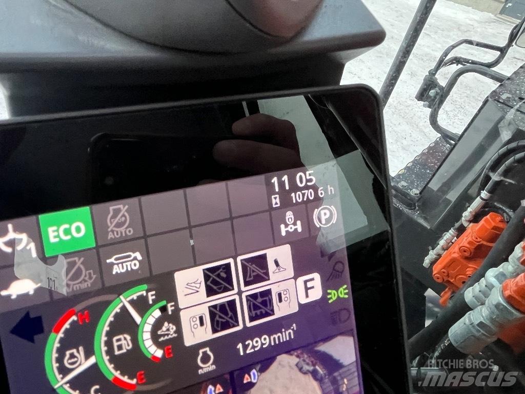 Hitachi ZX 135 W-7 Pelle sur pneus