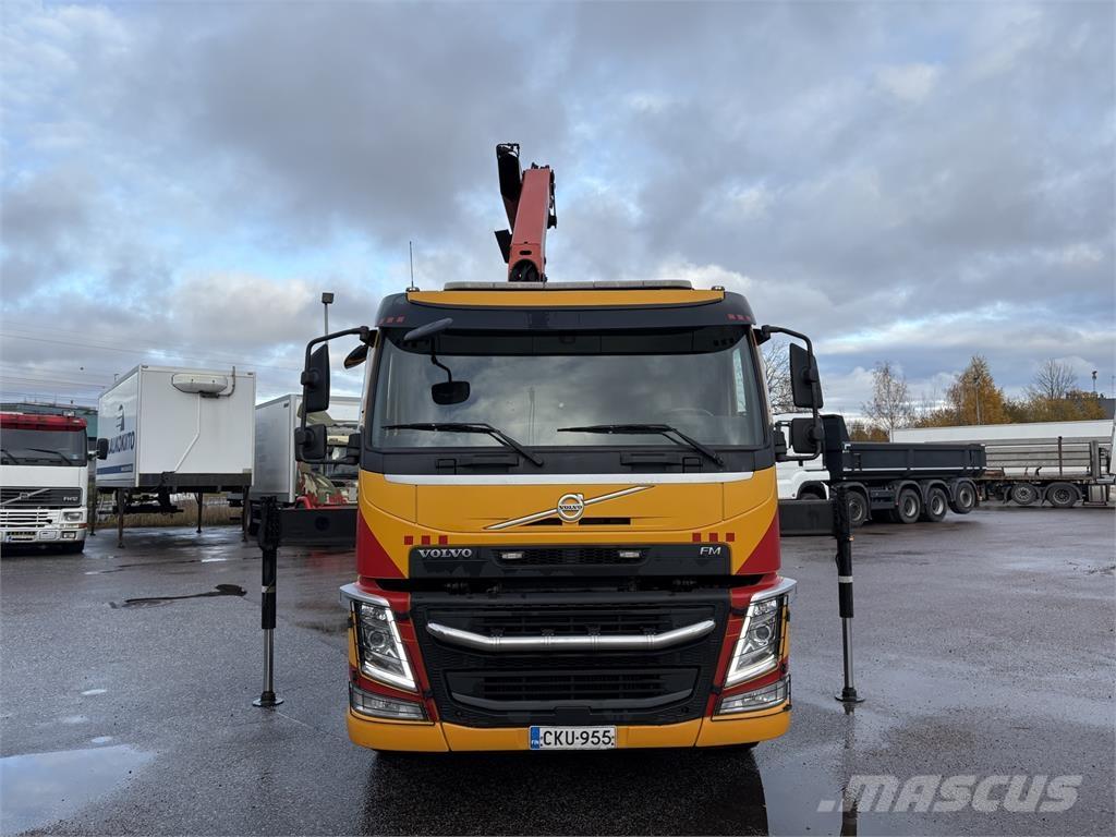 Volvo FM370 6x2 Camion plateau ridelle avec grue