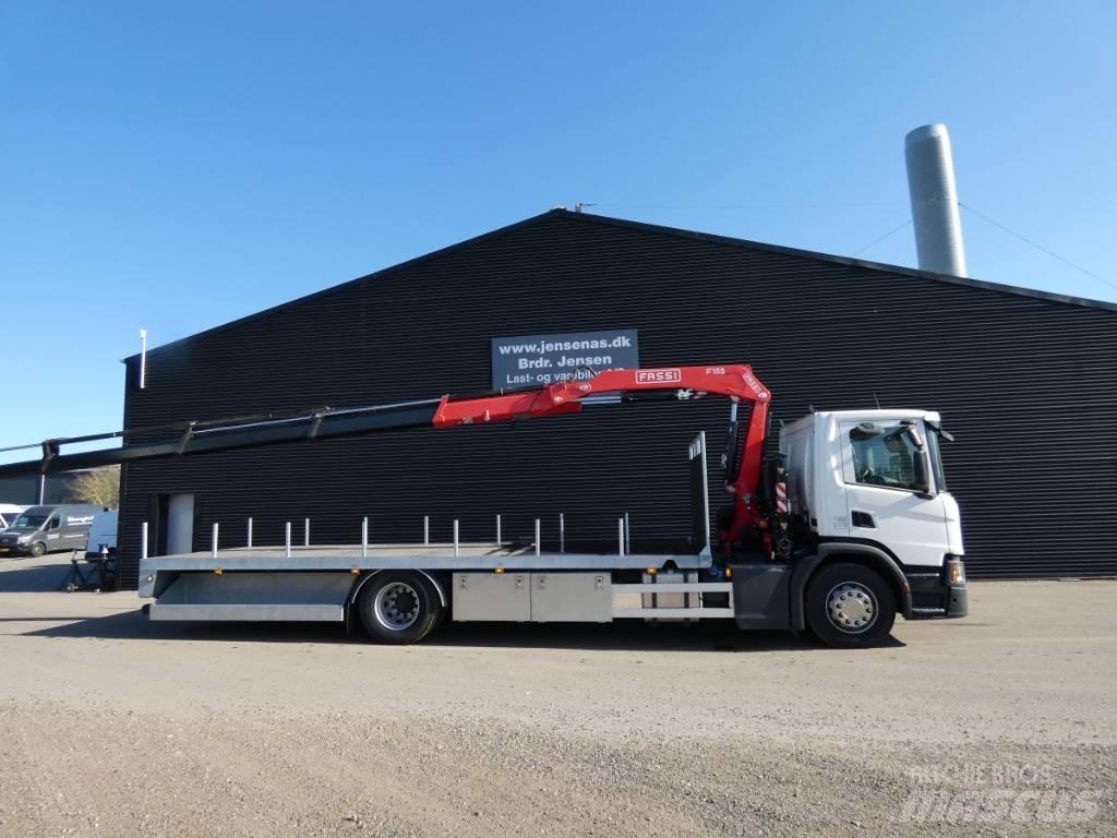 Scania P 220 Camion plateau ridelle avec grue