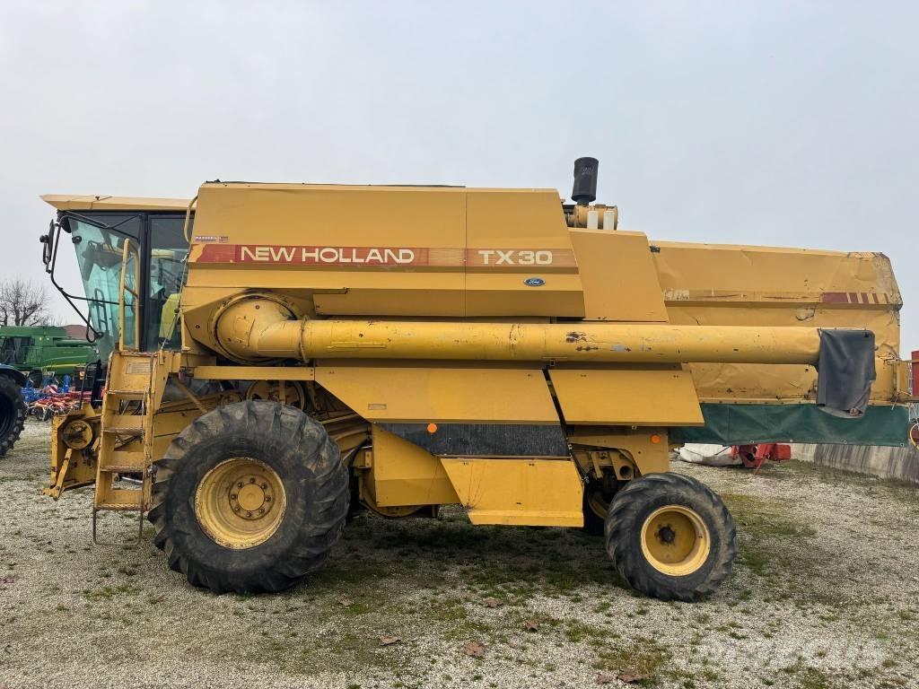 New Holland TX 30 Moissonneuse batteuse