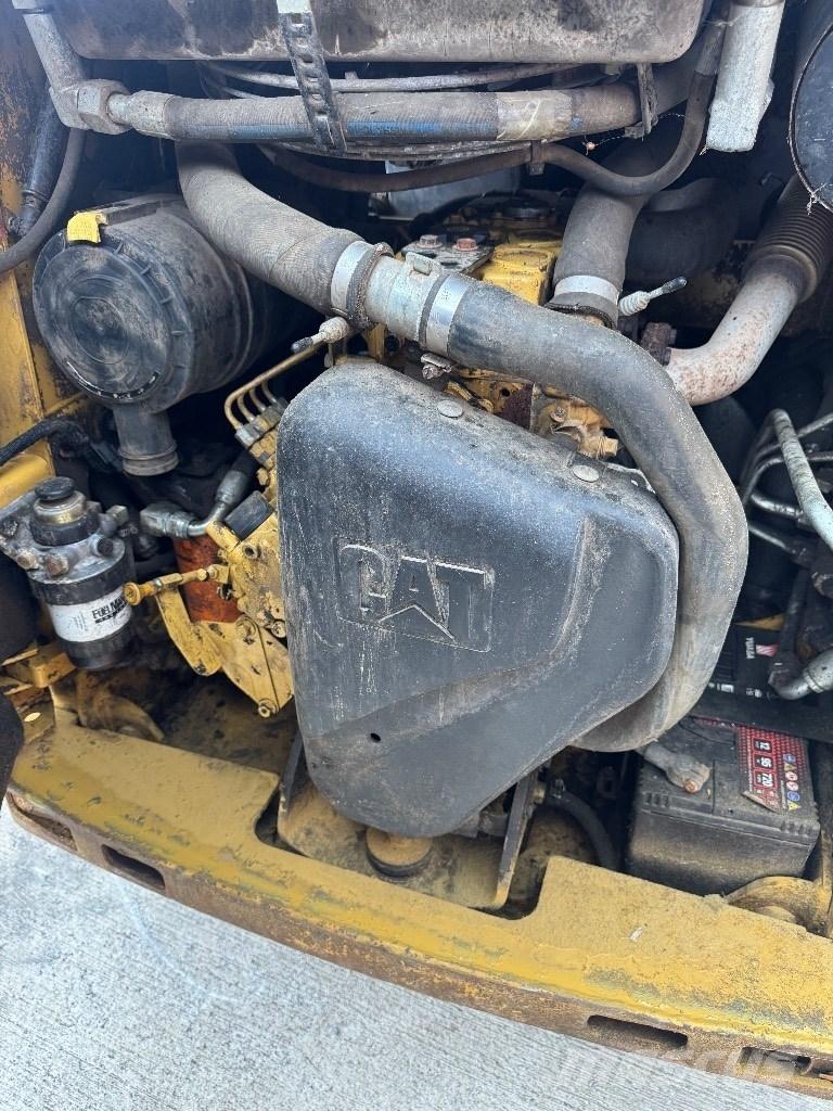 CAT 216 B 3 Chargeuse compacte