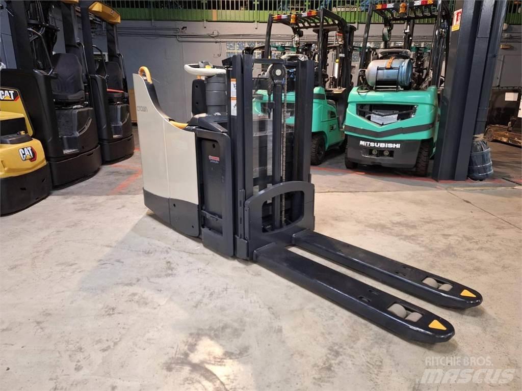Crown DT3040 Gerbeurs Automoteurs