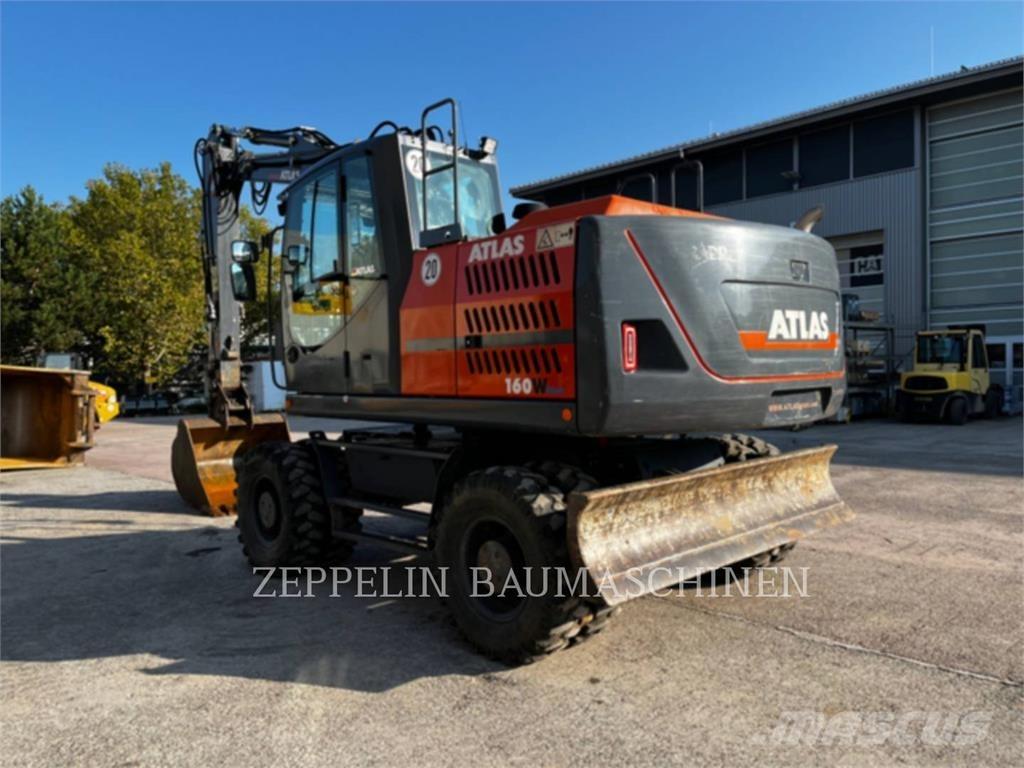Atlas 160W Pelle sur pneus