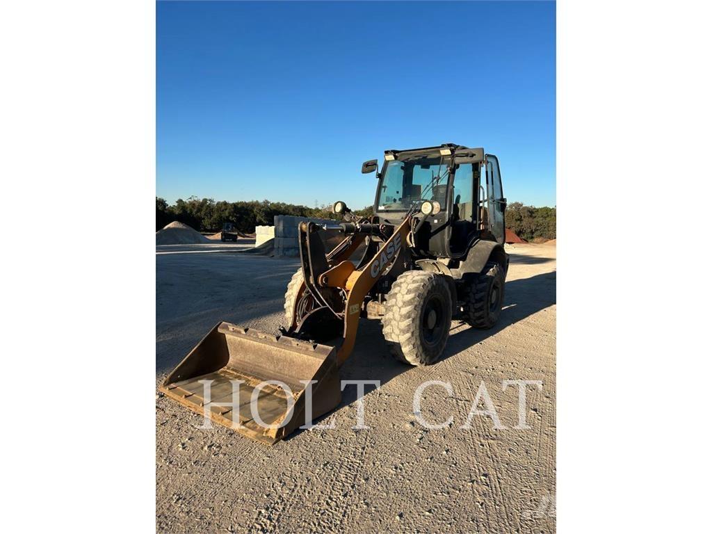 CASE 321F Chargeuse sur pneus