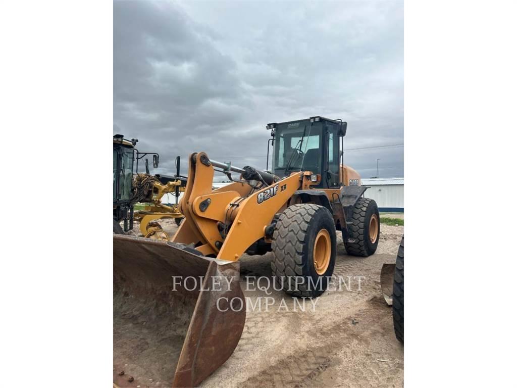 CASE 821F Chargeuse sur pneus