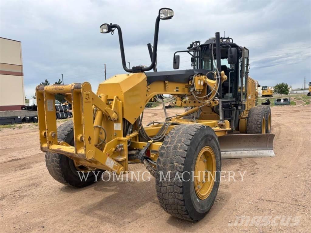 CAT 140M 2 Niveleuse