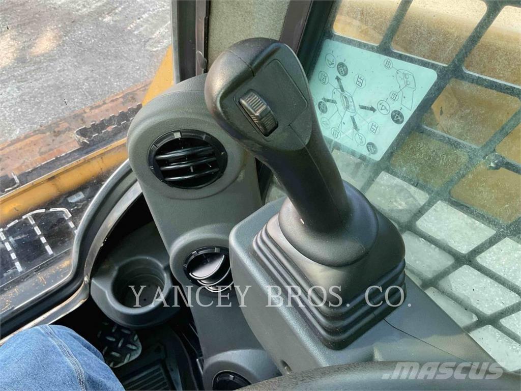 CAT 226D3 Chargeuse compacte