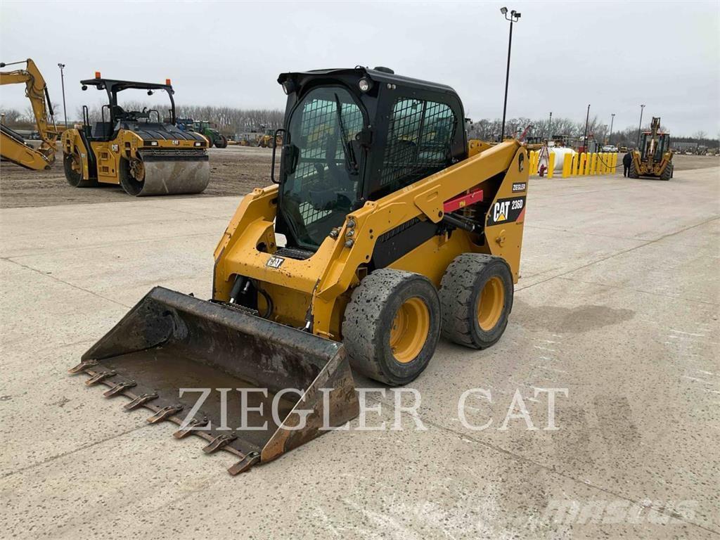 CAT 236D Chargeuse compacte