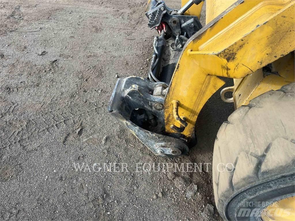 CAT 236D HF Chargeuse compacte