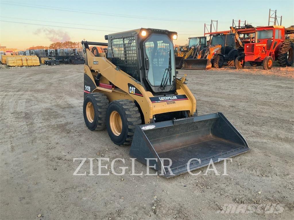CAT 242B Chargeuse compacte
