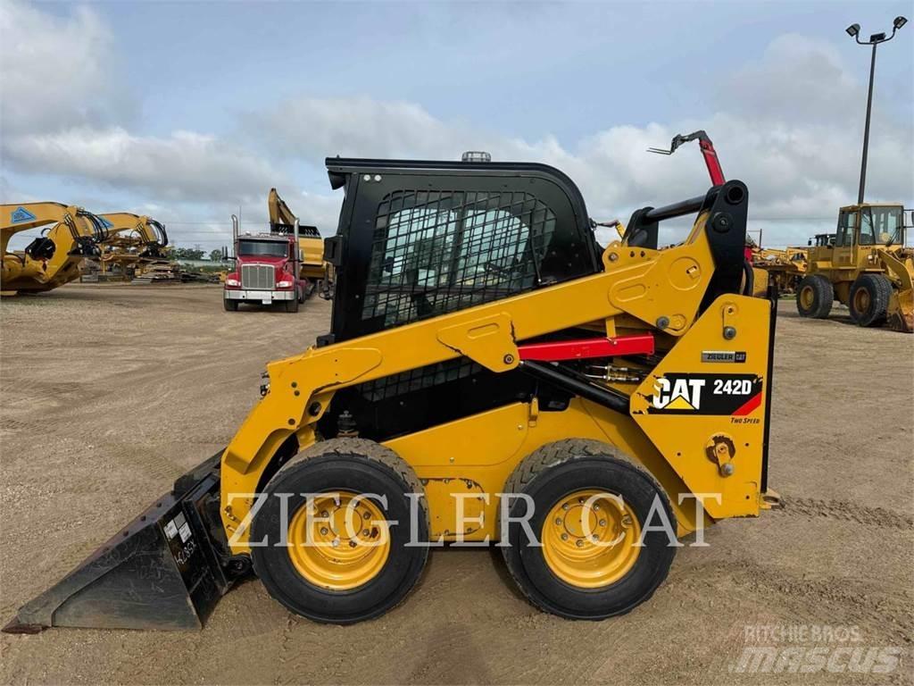 CAT 242D Chargeuse compacte
