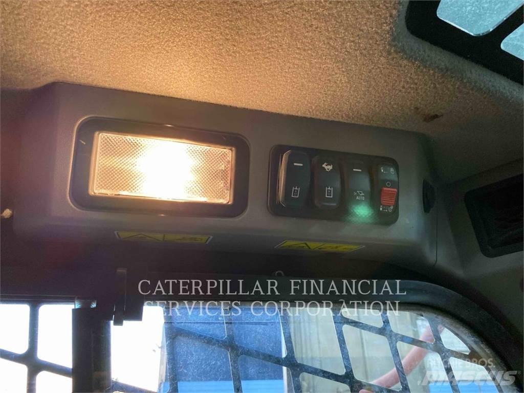 CAT 242D3 Chargeuse compacte
