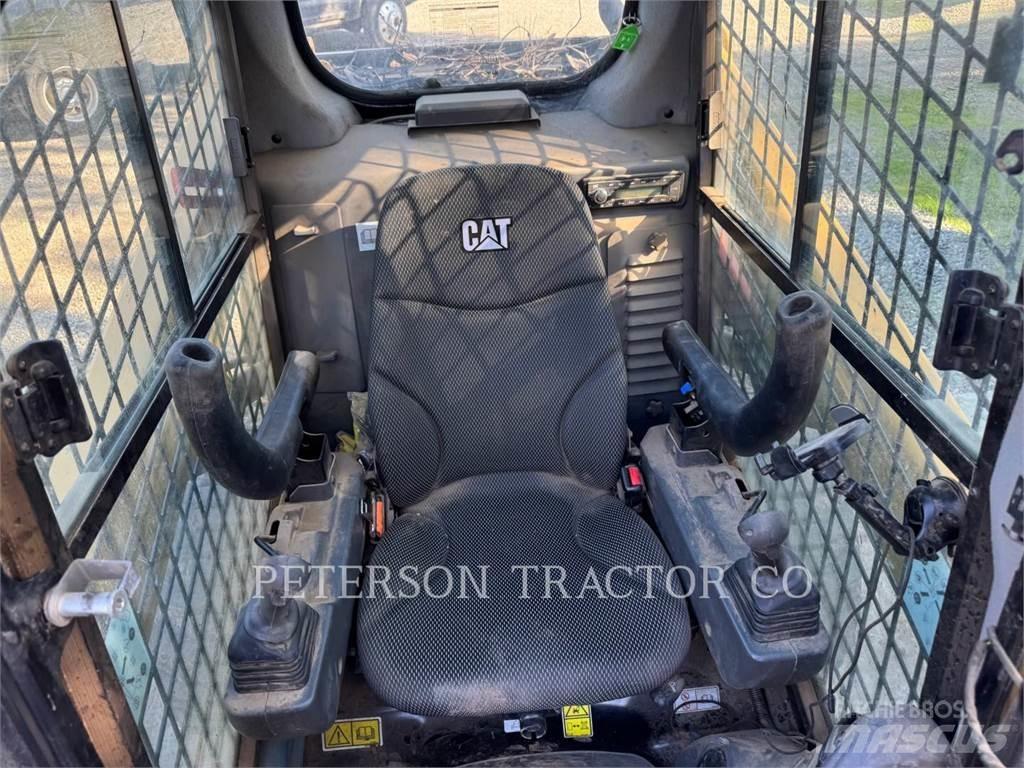 CAT 242D3 Chargeuse compacte