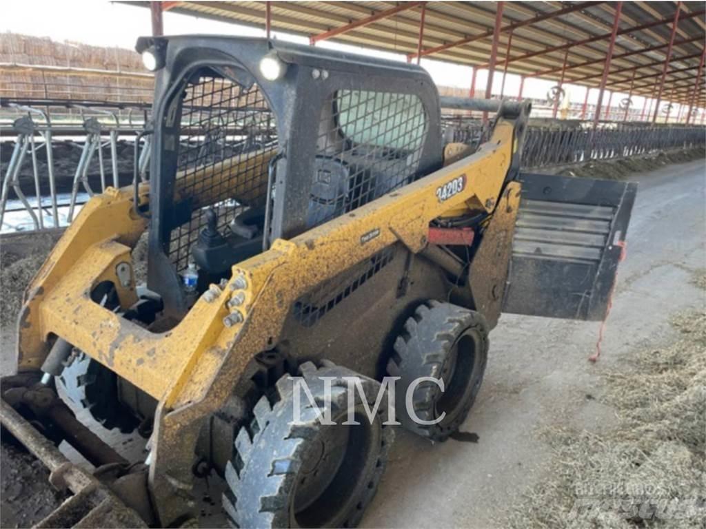 CAT 242D3 Chargeuse compacte