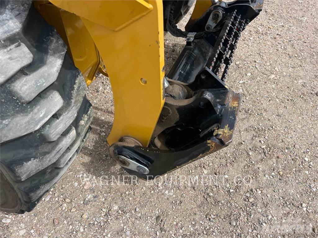 CAT 242D3 Chargeuse compacte