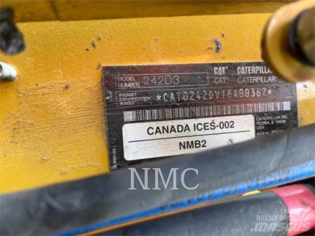 CAT 242D3 Chargeuse compacte