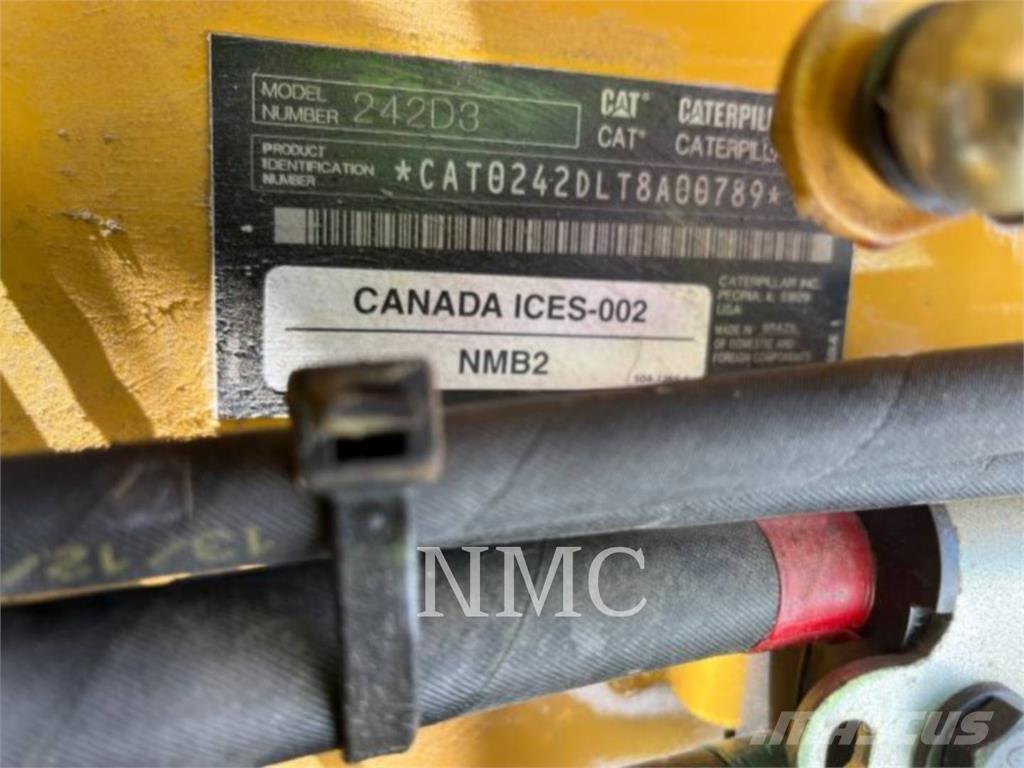 CAT 242D3 Chargeuse compacte