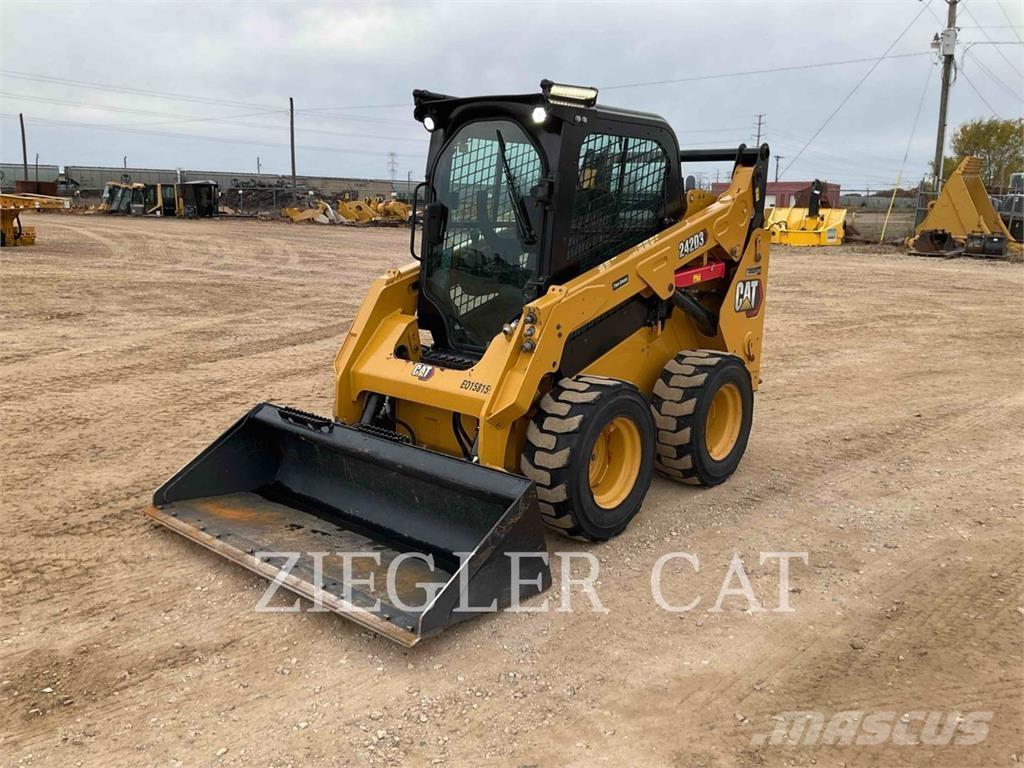 CAT 242D3 Chargeuse compacte