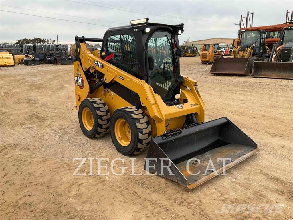 CAT 242D3 Chargeuse compacte