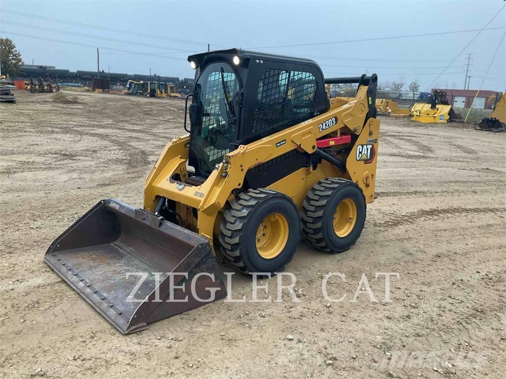 CAT 242D3 Chargeuse compacte