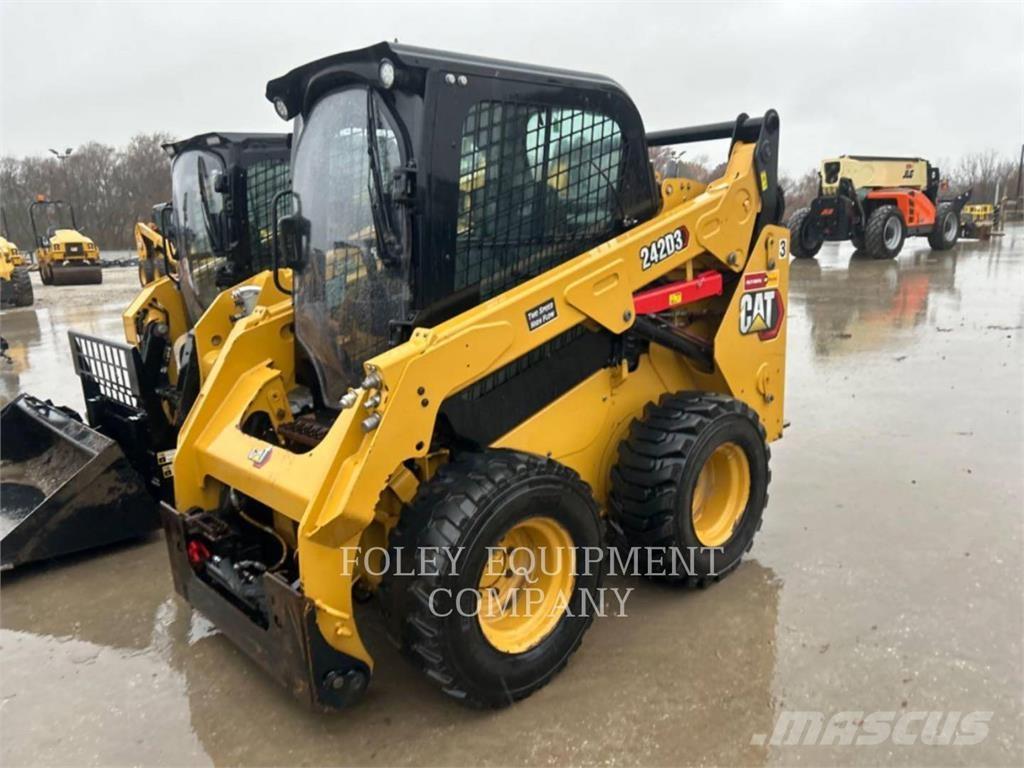 CAT 242D3HF2CA Chargeuse compacte