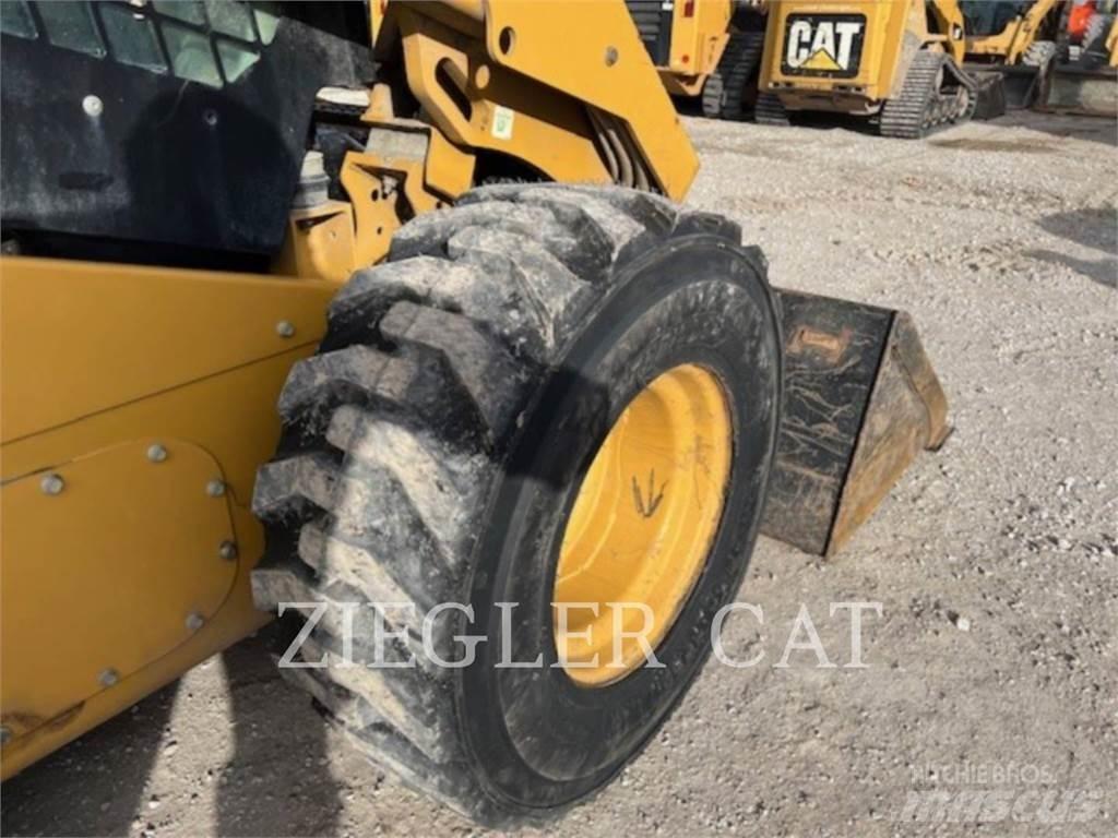 CAT 272D2 Chargeuse compacte