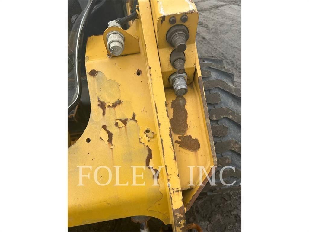 CAT 272D2 Chargeuse compacte