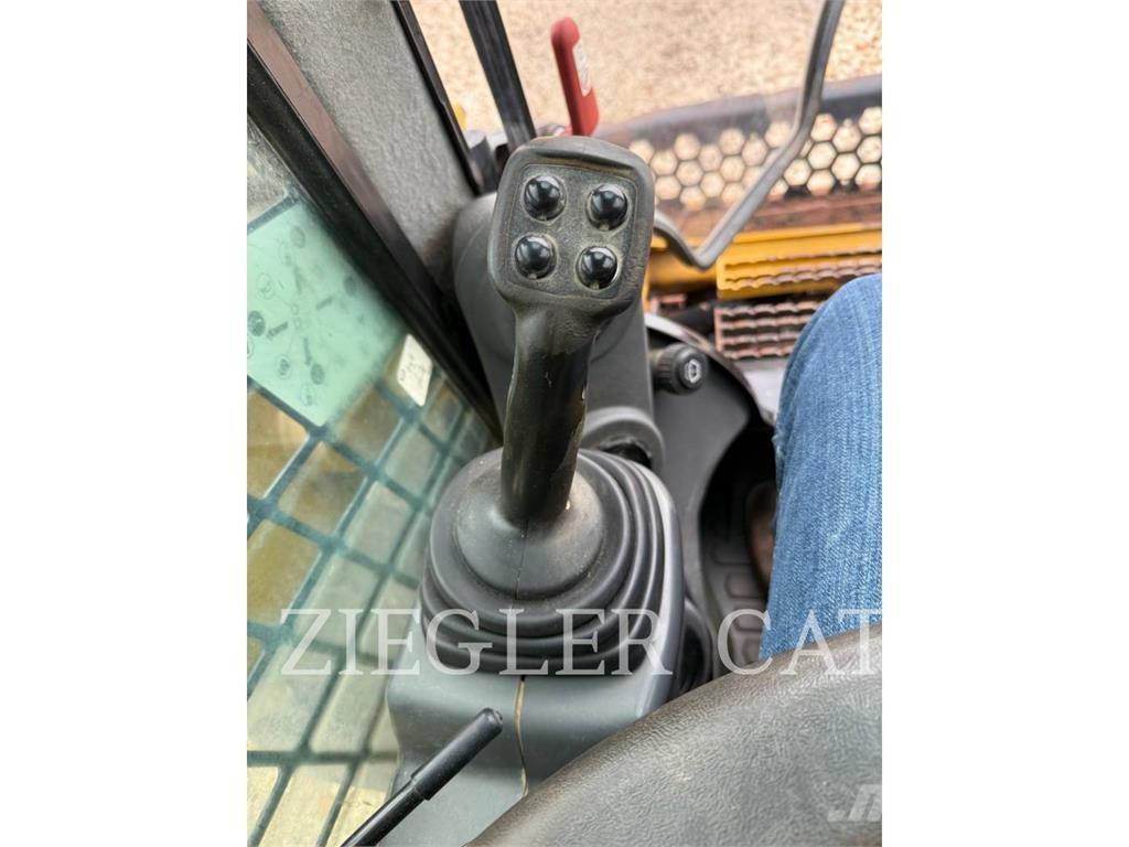 CAT 272D2 Chargeuse compacte