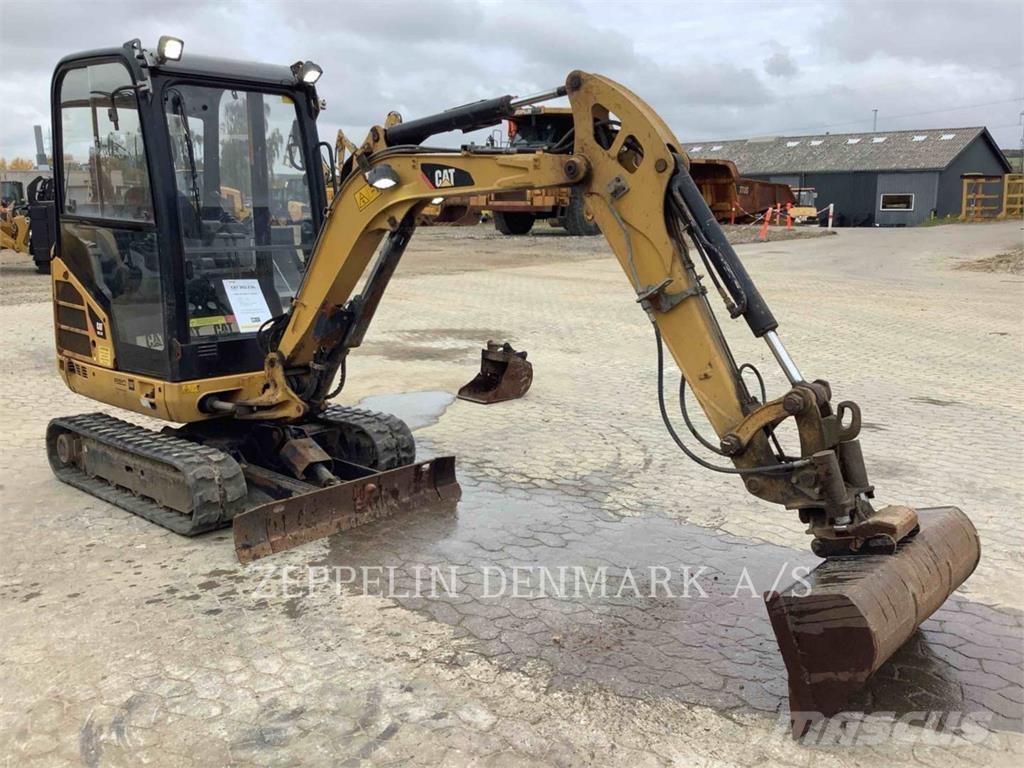 CAT 302.2D Pelle sur chenilles
