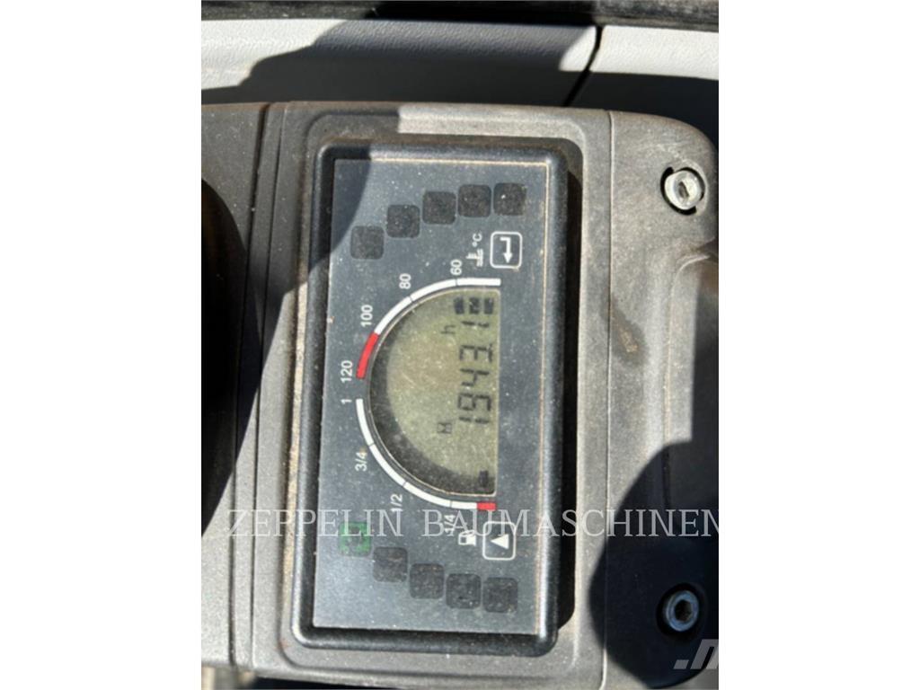 CAT 302.7D Pelle sur chenilles