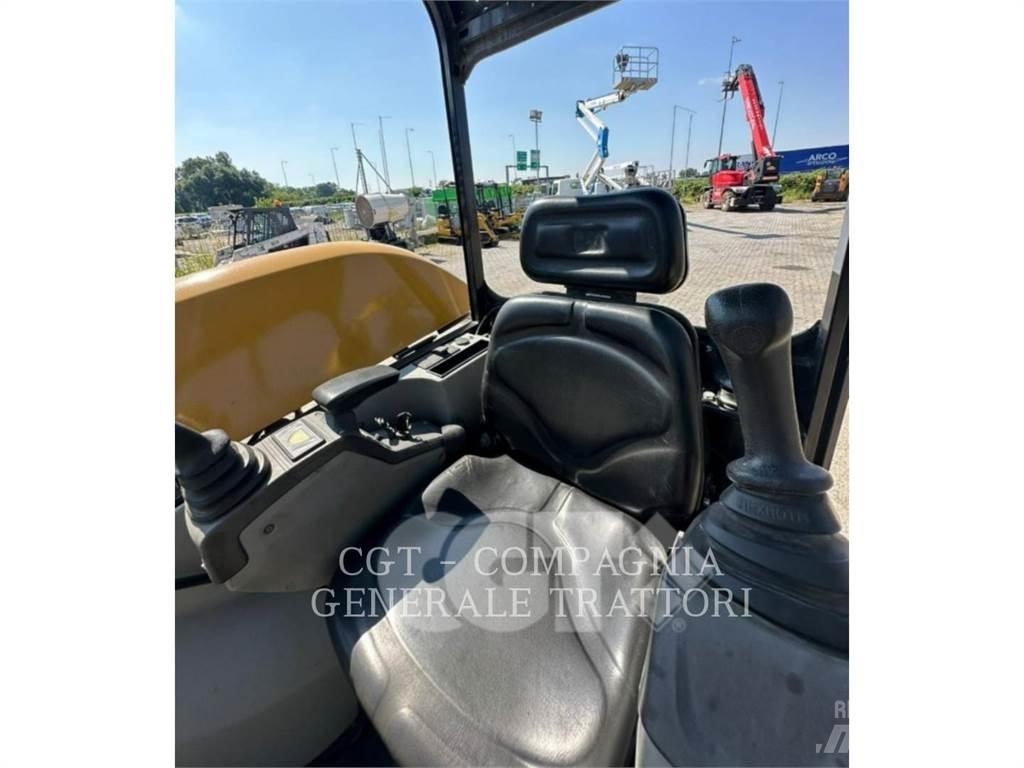 CAT 302.7DCR Pelle sur chenilles