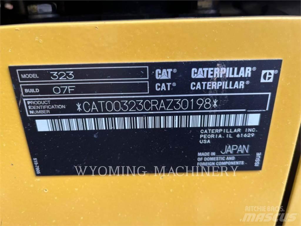 CAT 323 Pelle sur chenilles