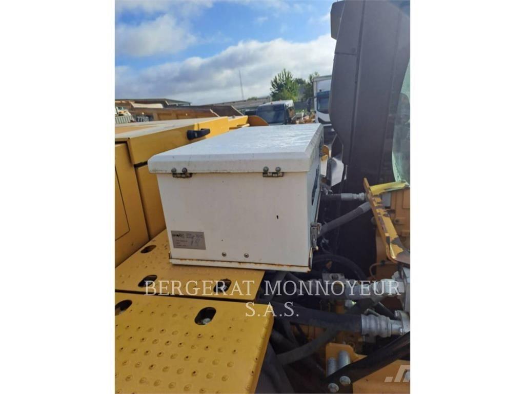 CAT 323-07 Pelle sur chenilles