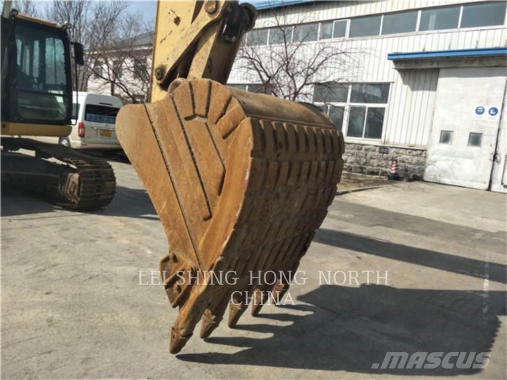 CAT 326D2L Pelle sur chenilles