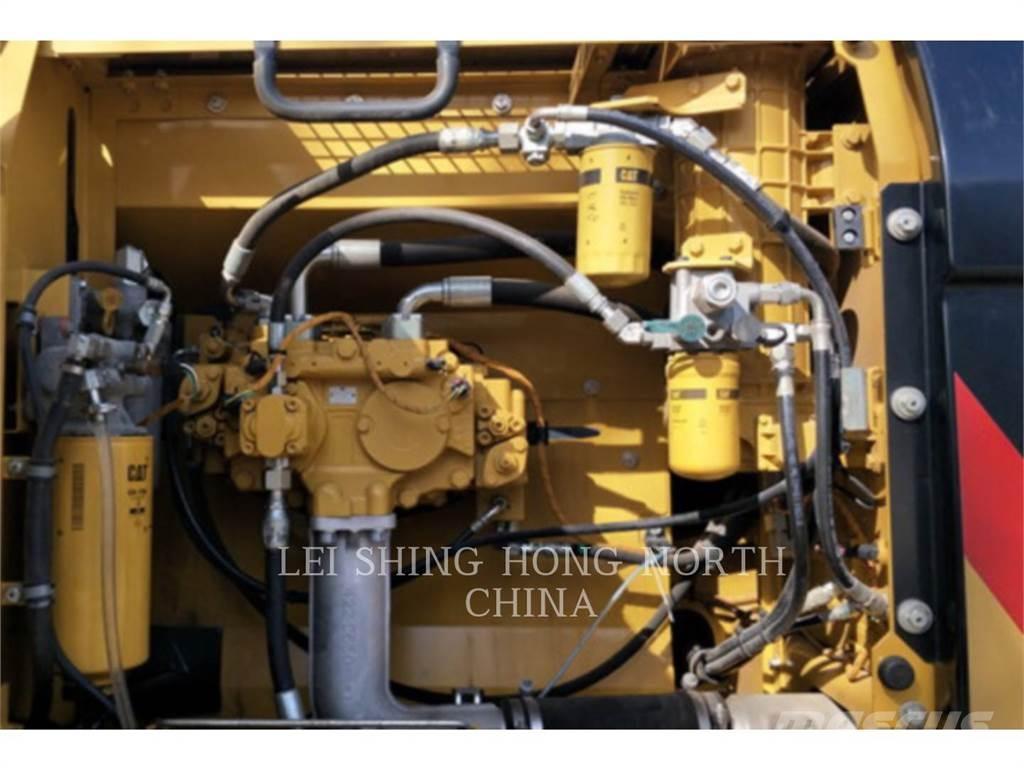 CAT 326D2L Pelle sur chenilles