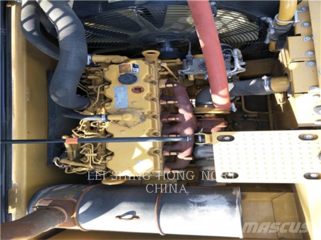 CAT 326D2L Pelle sur chenilles