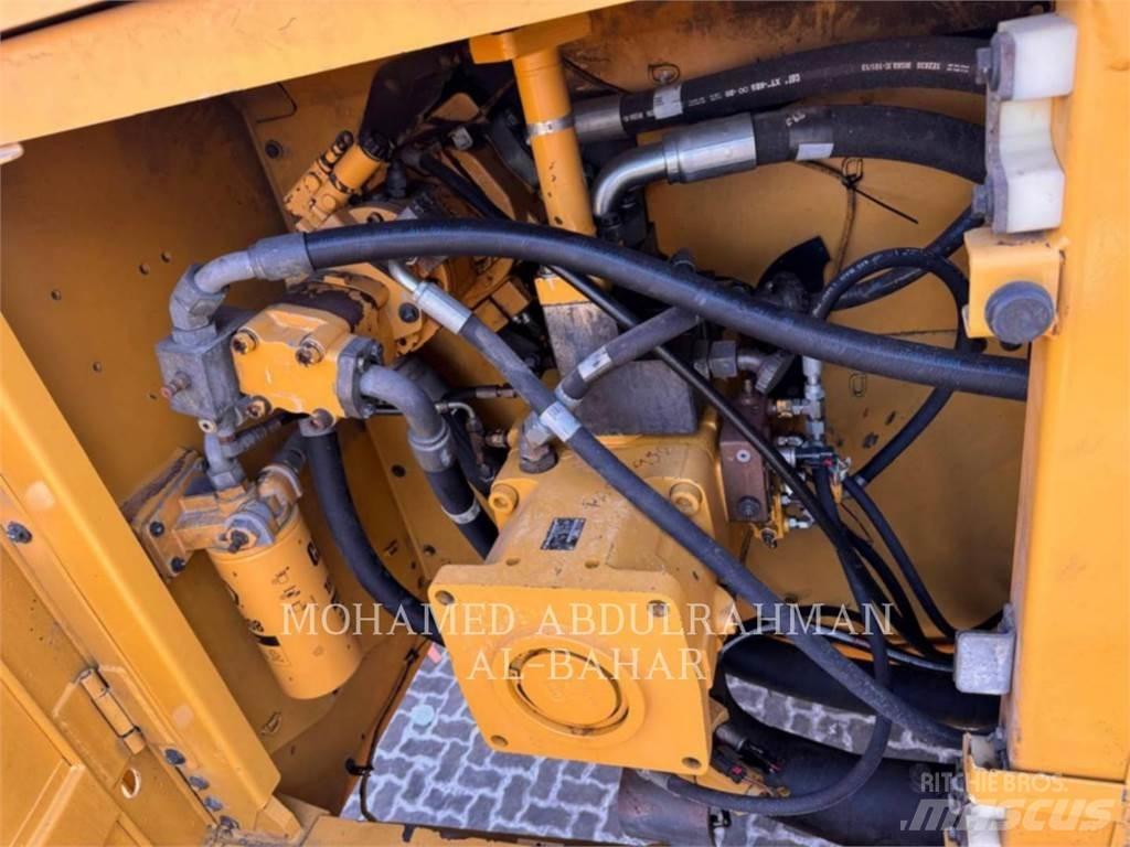 CAT 374D L Pelle sur chenilles