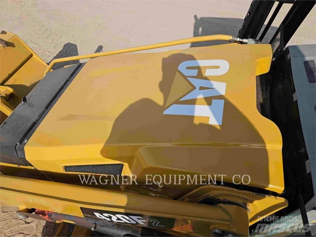 CAT 420F2 4WDS Tractopelle