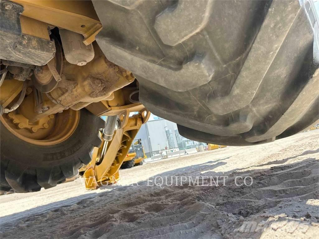 CAT 440 Tractopelle
