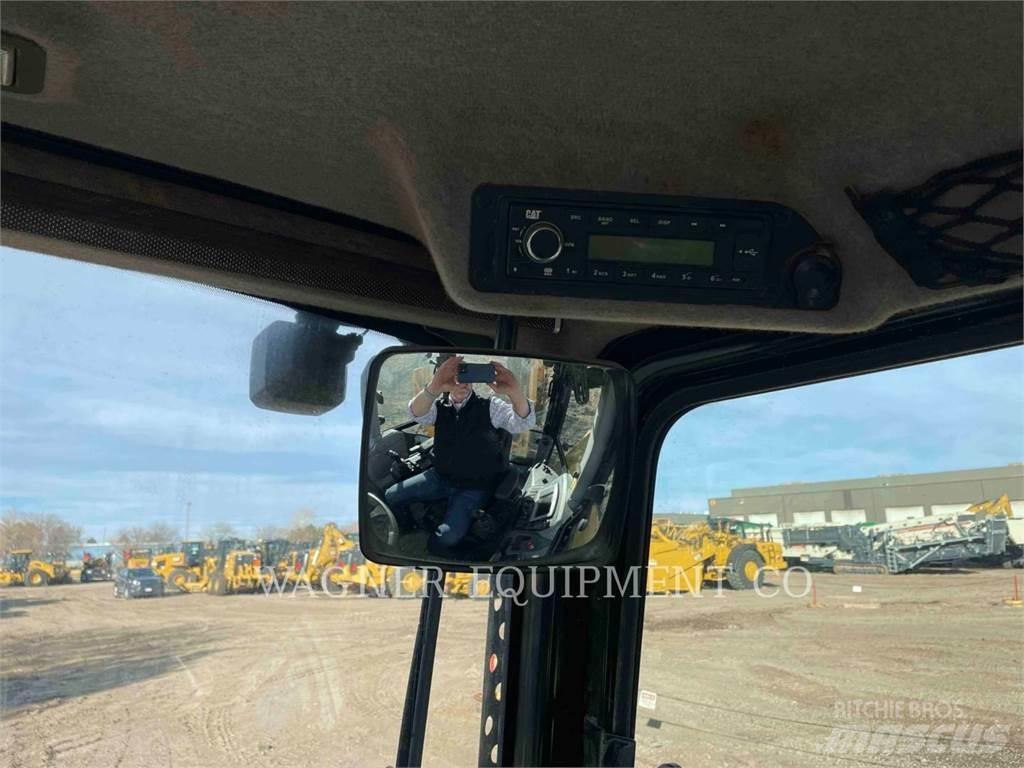 CAT 440 Tractopelle