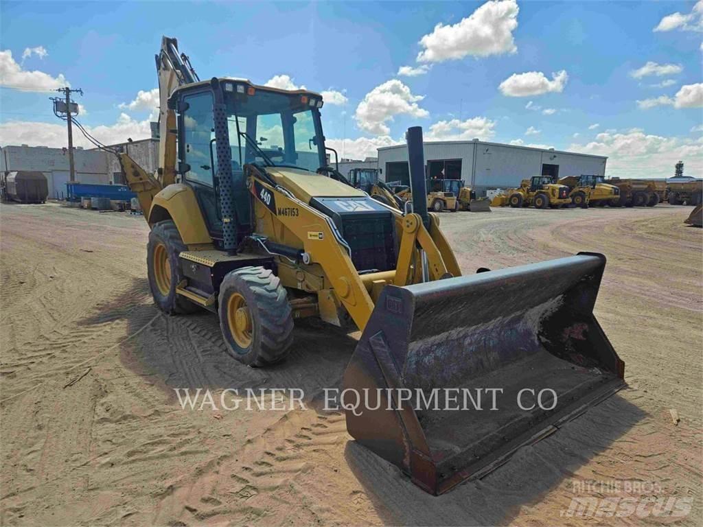 CAT 440 Tractopelle