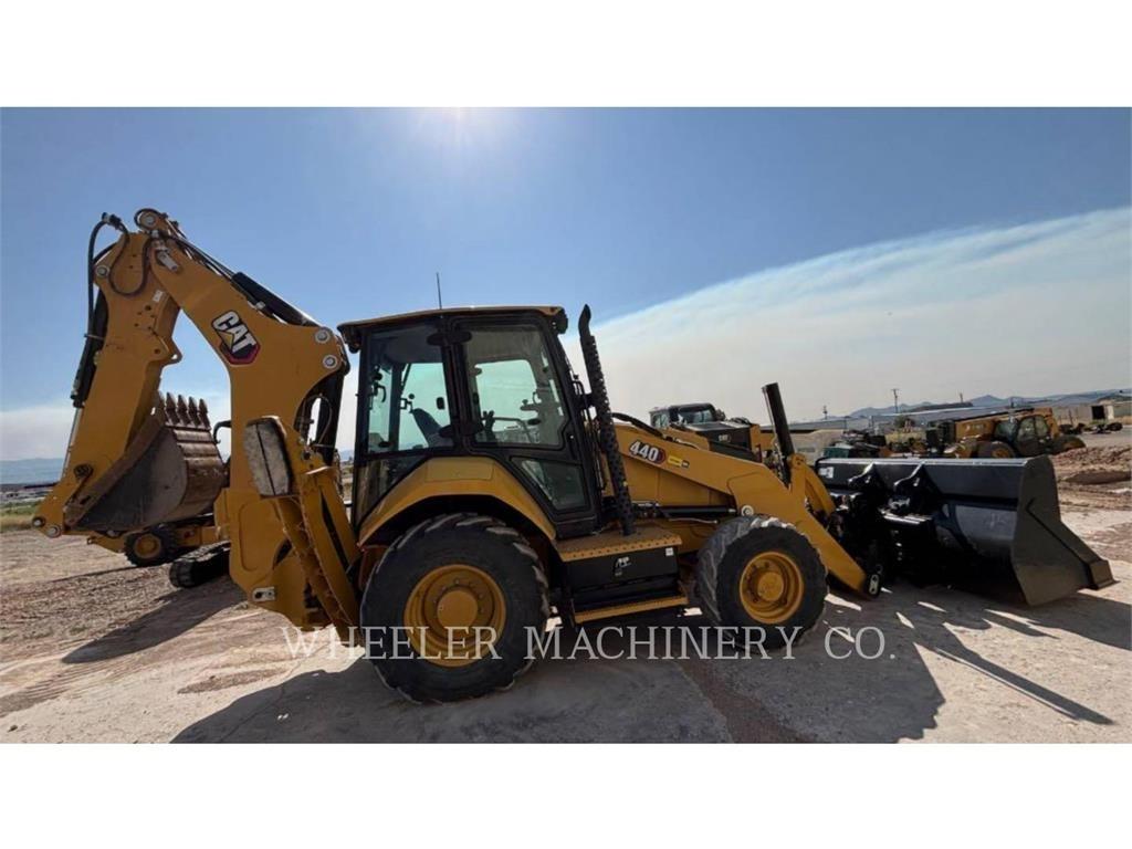 CAT 440 IT Tractopelle