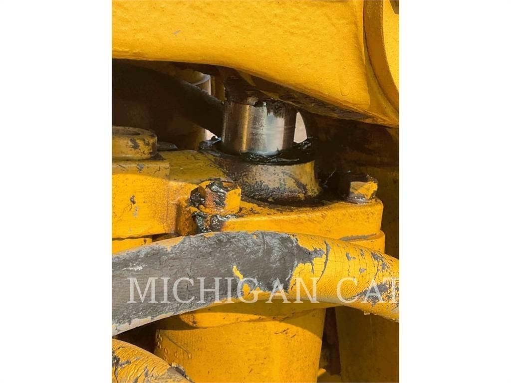 CAT 621B Scraper